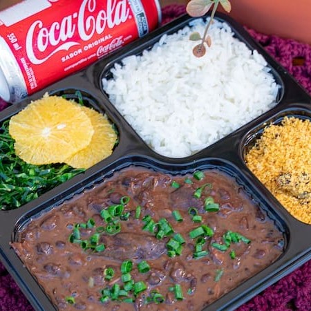 Marmitex com deliciosa feijoada carioca e arroz branquinho, farofinha de calabresa, couve sem refogar e torresminho crocante, acompanhada daquela Coca-Cola Geladaaaa...  Marmita Indicada Para Uma Pessoa! (Não Acompanha Laranja, Meramente Ilustrativo.)  Todas as nossas marmitas são bem servidas!