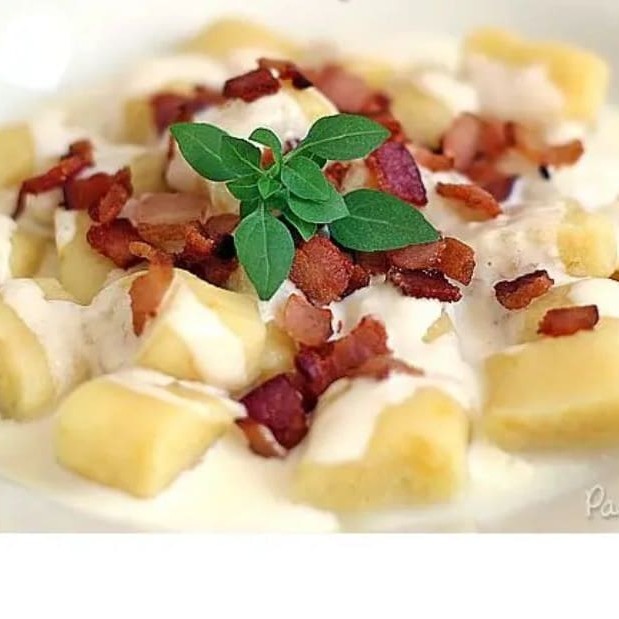 Delicioso Gnocchi (Nhoque) ao Molho de Parmesão com Bacon. Apresentando uma generosa porção de 800g (400g de massa + 400g de Molho), é uma perfeita fusão de sabores, fruto da mistura harmoniosa do queijo parmesão junto com o famoso bacon crocante.  ---------------------------Tags---------------------------  #massa #espaguete #comida #brasileira #italiana #point #farfalle #fettuccine #talharim #fusilli #sucos #polpa #refrigerantes #penne #cupom #marmita #pasta #nhoque #gnhocchi #capeletti #ravioli #massas frescas # #delivery #promoção #desconto #cupom #bebida #coca #spaghetti #janta #barato #gratis #frete #delicia