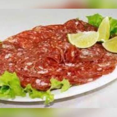 100g de salame fatiado com 4 pedaços de limao.