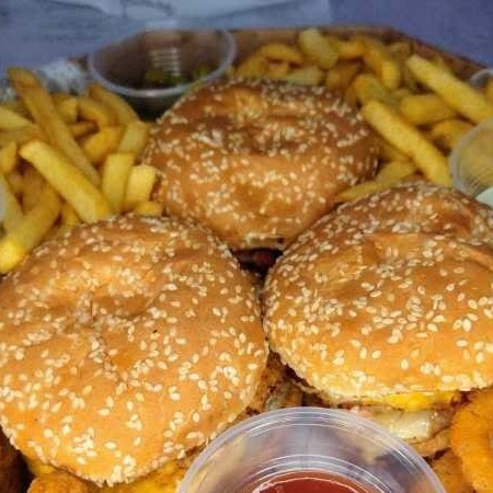 3 Hambúrgueres ( Pão, Carne, Salada, Ovo, Cheddar, Requeijão, Maionese de Alho e Batata Palha) + Batata (Bacon, Calabresa, Cheddar e Orégano) + Nuggets + Anel de Cebola + 3 Bis + 2l