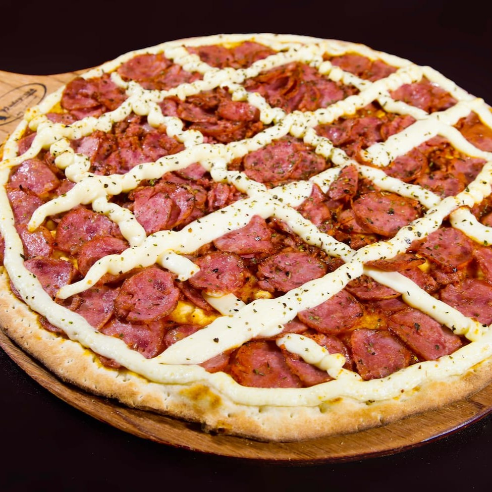 Deliciosa pizza de massa fina, 08 fatias com molho de tomate, calabresa Aurora fatiada coberto com delicioso requeijão cremoso e orégano.  Obs: Sem mussarela