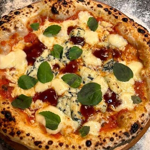 Molho de tomate, queijo muçarela, provolone, parmesão, gorgonzola e coalho, geleia rosa mosqueta e manjericão.