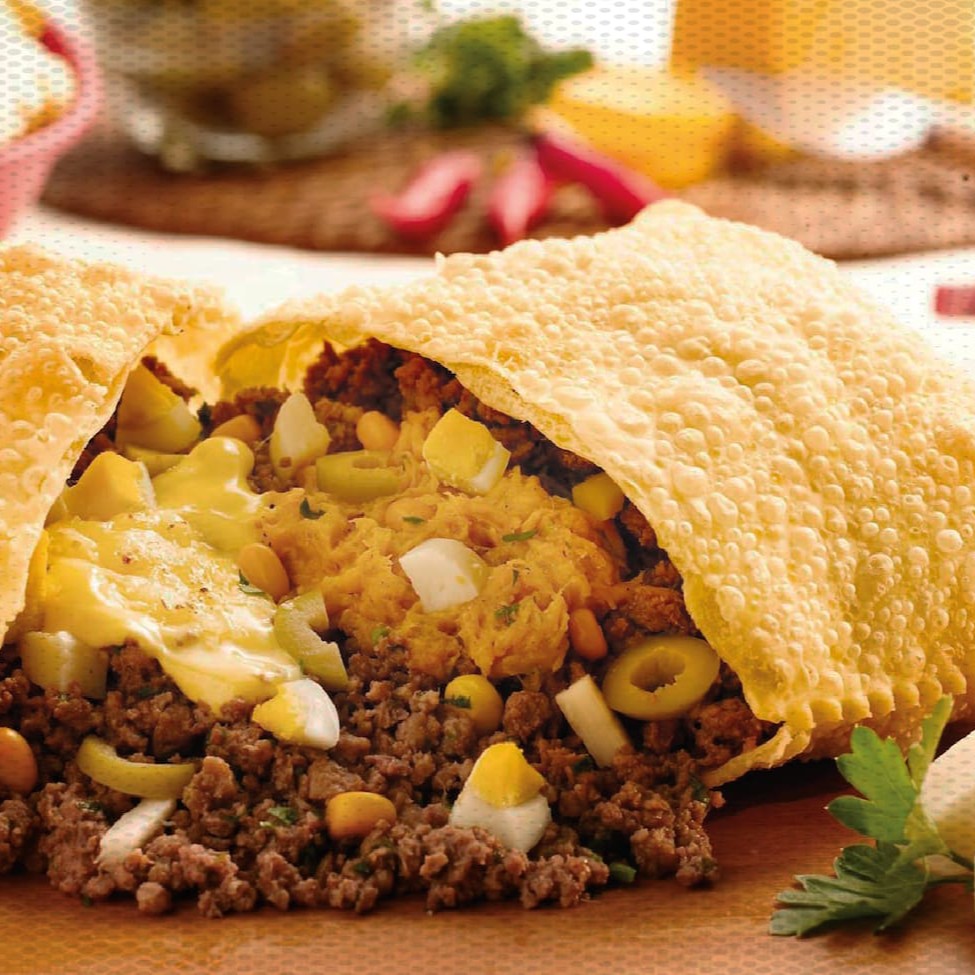 Nosso delicioso pastel recheado com muita carne moída, peito de frango desfiado, queijo muçarela, ovo, palmito em pedaços, requeijão, milho, azeitona e orégano. Impossível resistir!  Tamanho 19,5 X 14,5 Cm Obs: Lembre de adicionar a loja em seus favoritos para ganhar cupons exclusivos (Você encontra os cupons em seu aplicativo na categoria: Perfil - Cupons)