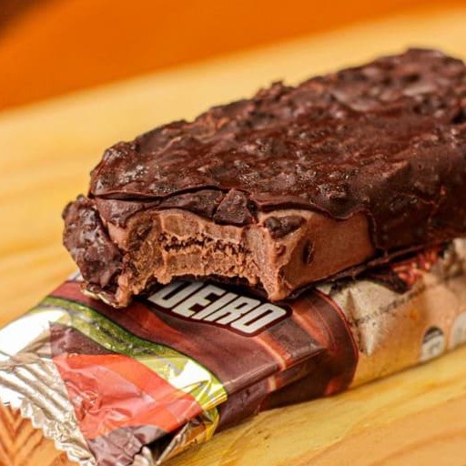 Picolé que tem uma casquinha de chocolate por cima!