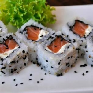Enrolado  com arroz invertido, gergelim e salmão. 10 unidades