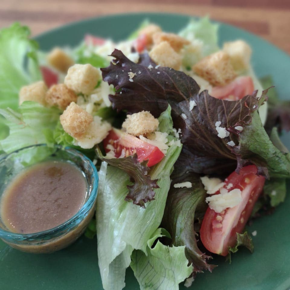 Folhas c/ tomate cereja e parmesão e croutons.