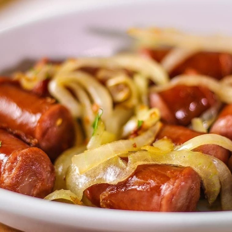Acompanha arroz feijao farofa+ salada ou fritas ,montado tudo junto