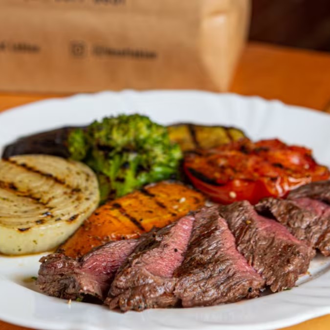 Deliciosa Jantinha fit individual de Baby Beef com 4 tipos de legumes á escolha: batata, batata doce, berinjela, abobrinha, cebola, tomate, brócolis, abobora, cenoura, couve flor com molho chimichurri (os legumes compõem o prato, não são porções separadas)