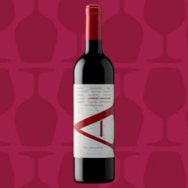 Vinho elegante, com mineralidade e uma sensação sedosa única na boca. Apresenta uma estrutura firme, com taninos maduros e macios, aliados a uma acidez equilibrada, criando um vinho intenso com um final longo inesquecível.