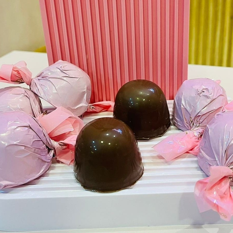 Nossa releitura do chocolate prestigio, feito com uma deliciosa casquinha de chocolate recheado com brigadeiro de coco.