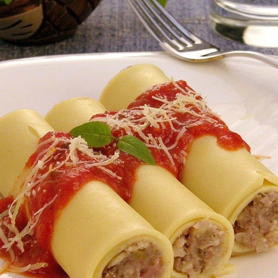 Esta delícia é cuidadosamente preparada com uma massa artesanal, de textura irresistível, envolvendo um generoso recheio de carne bovina de alta qualidade. A suculência da carne é realçada pela presença da muçarela derretida, proporcionando uma combinação de sabores inesquecível. A finalização fica por conta do nosso especial molho de tomate refogado à perfeição para agregar ainda mais sabor. Com certeza, uma tentação para o paladar que é impossível resistir. Não perca tempo, peça já o seu! (A embalagem contém 5 unidades).