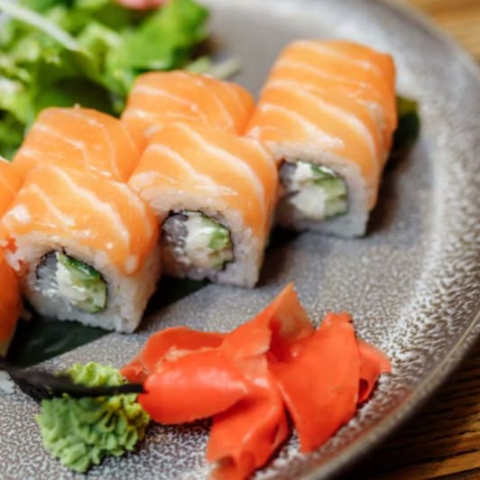 """Porção com 4 unidades de sushi Salmão Philadelphia, que une a suavidade do salmão fresco com a cremosidade do cream cheese, sobre uma base perfeita de arroz temperado. Cada unidade oferece uma combinação delicada e irresistível de sabores, ideal para quem aprecia o melhor da culinária japonesa em cada mordida."""