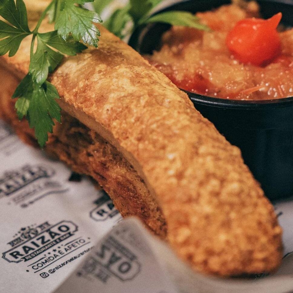 Barra de torresmo crocante por fora, suculento por dentro. Acompanha limão e geleia de abacaxi.