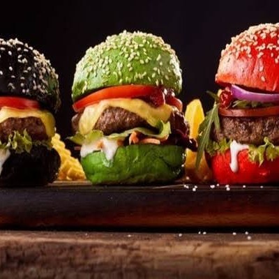 Pão artesanal à escolha, carne artesanal, queijo, onion rings, bacon e um molho  especial