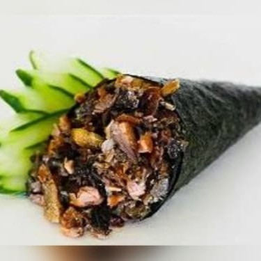 Temaki skin com creame chessee e cebolinha pele de salmão frita com arroz e enrolado com alga marinha com formato de cone