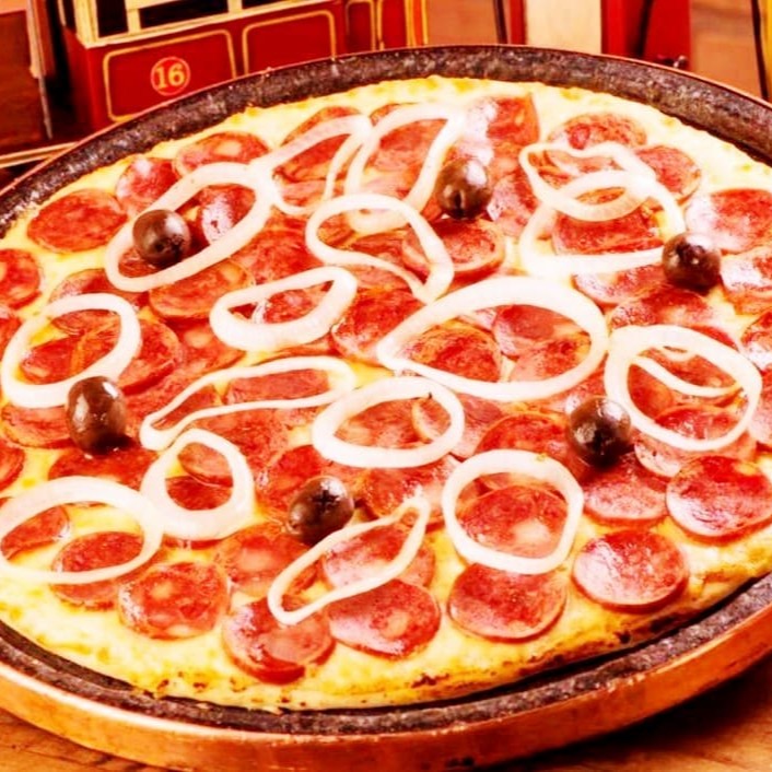 1 Pizza Calabresa Pizza Calabresa: Calabresa fatiada e rodelas de cebola