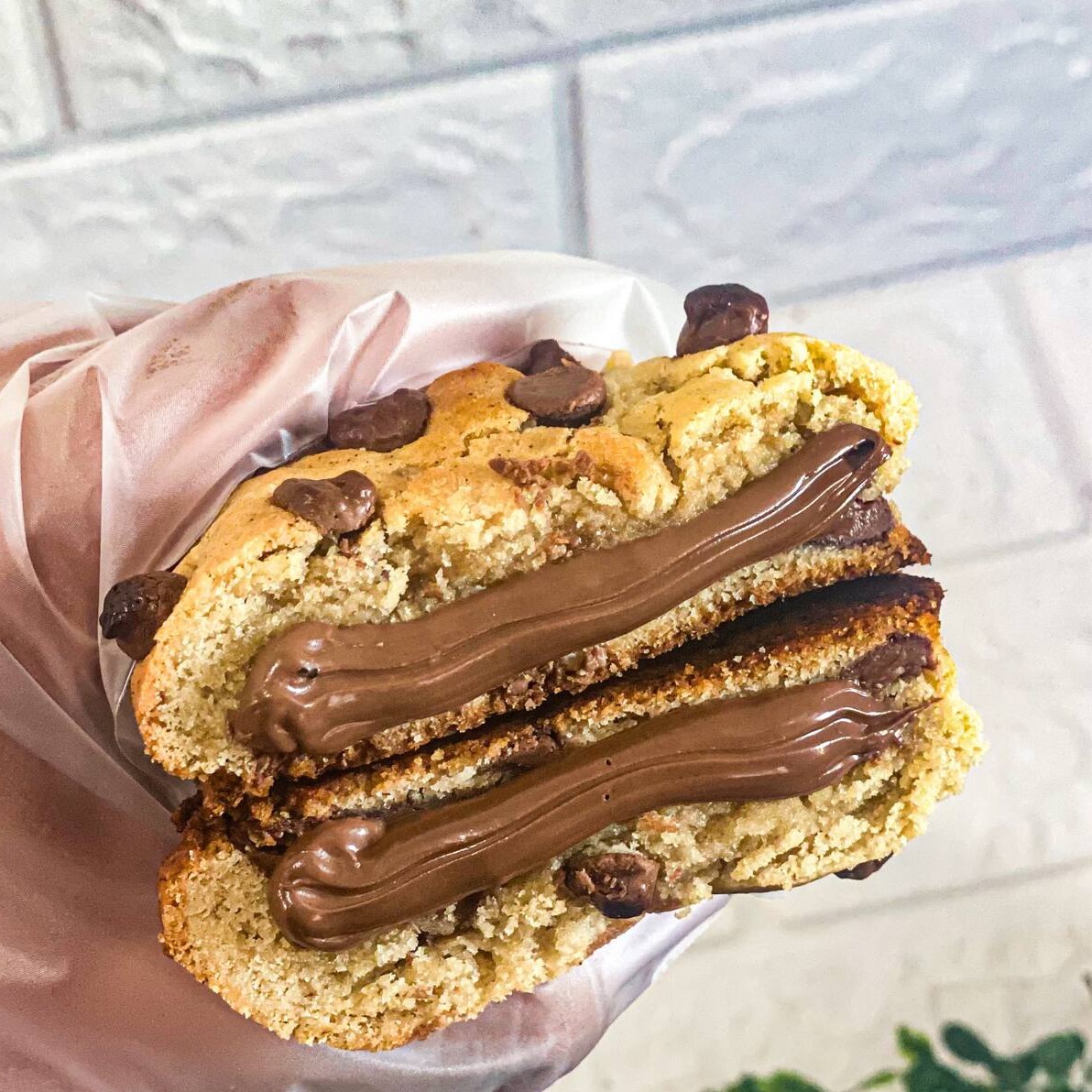 Delicioso cookie quentinho, com chocolate em gotas , e rechegado com Nutella, uma explosão de sabores!