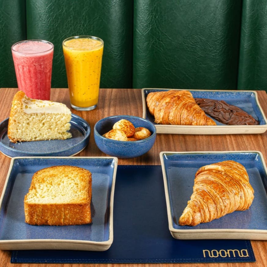 01 Torrada Petrópolis 01 Porção de Pão de Queijo 01 Croissant com Nutella 01 Croissant de queijo ou presunto 01 Bolo de Laranja 02 Sucos