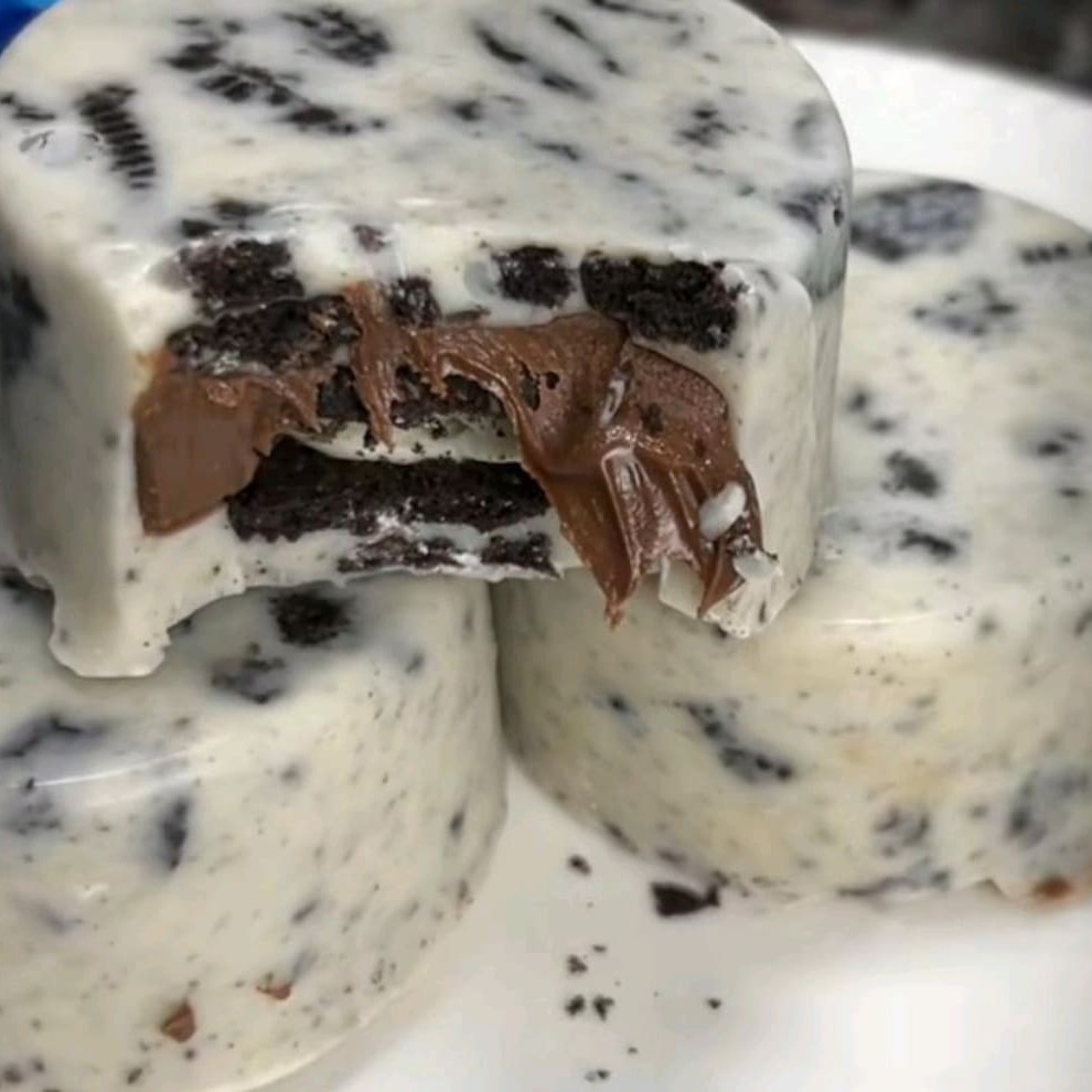 Chocolate branco com Oreo e por dentro Nutella e biscoito Oreo