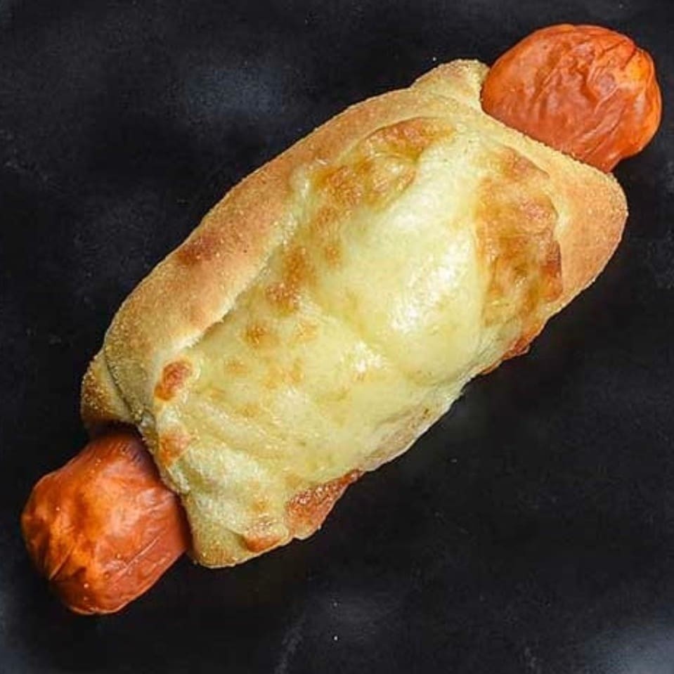 Salsicha enrolada na massa de esfiha