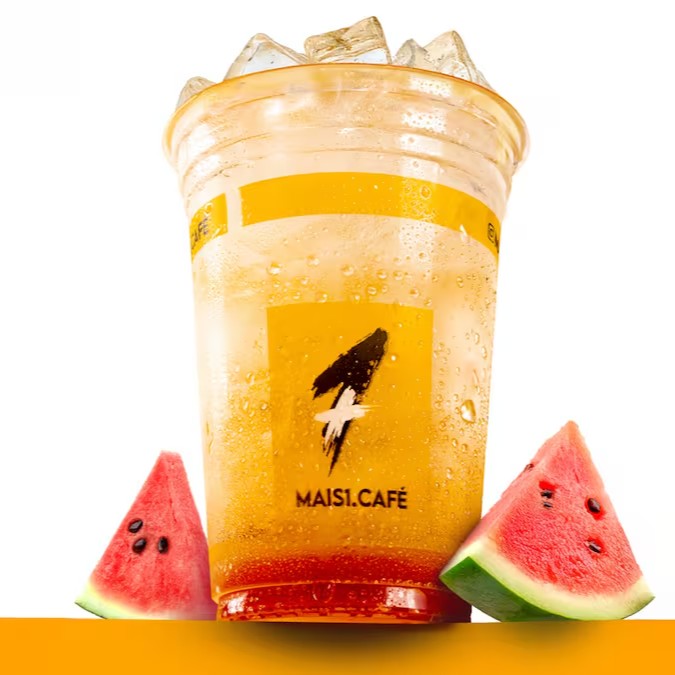 Uma arrebatadora Soda Italiana de Melancia! Esta não contém café, mas é incrivelmente refrescante e deliciosa! Uma fusão harmoniosa de água com gás e um exuberante xarope de melancia, resultando em uma bebida efervescente e vibrante. Adicione ao seu pedido e deleite-se com essa explosão de sabor que promete revigorar seu paladar. Ideal para acompanhar qualquer momento do Dia. Não perca a chance de experimentar essa maravilha da categoria 'Bebidas Refrescantes'!