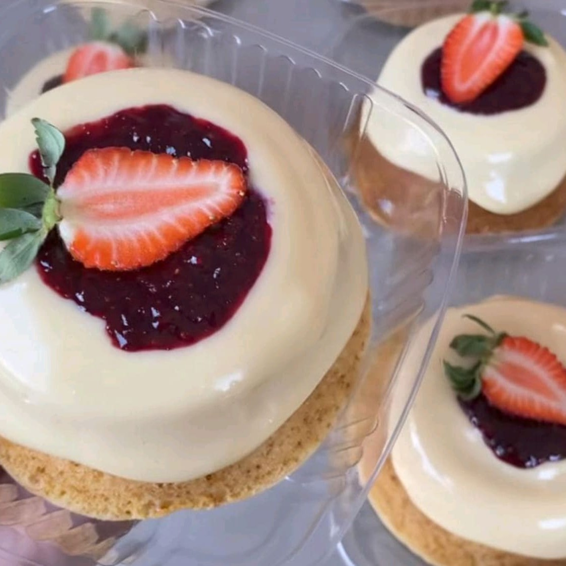 Massa molhadinha baunilha com cobertura de Ninho e geleia de morango