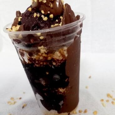 Copo com açaí, creme de avelã, amendoim, cobertura de chocolate, raspas de chocolate para decorar. Este Copo É Enviado Já Montado _ Não Podendo Alterar Ou Enviar Complementos À Parte.