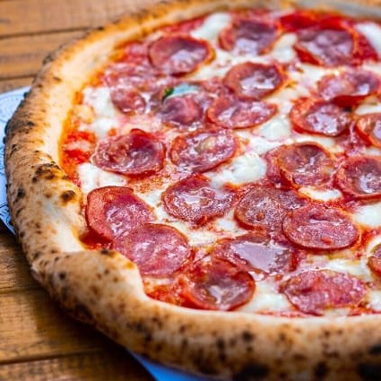 Pizza pré assada refrigerada de 28cm com 48h de fermentação natural e molho de tomate pelatti. Sabor tradicional de Pepperone.