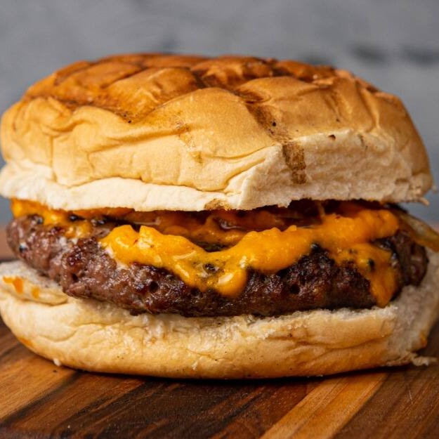 O nosso delicioso sanduíche com Hambúrguer de Costela Angus (150gr), Ovo frito, Queijo Cheddar, Molho Bbq, Maionese, Cebola Caramelizada.