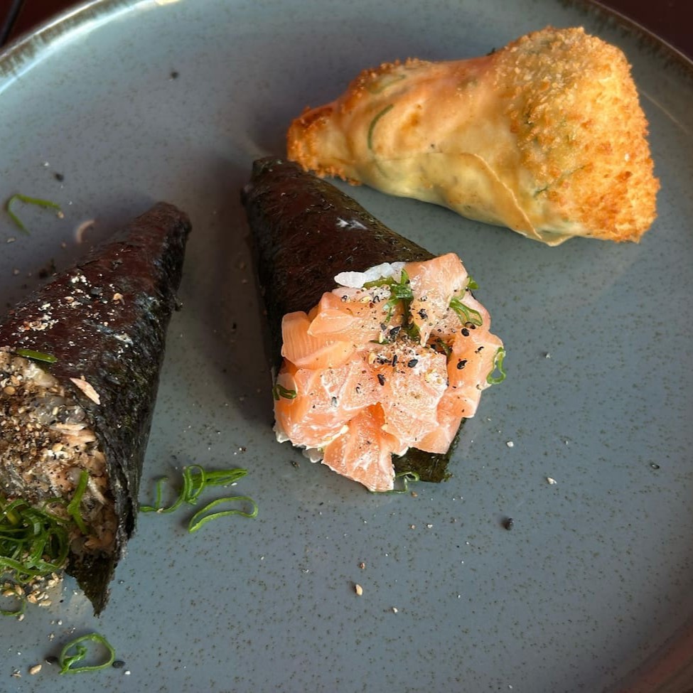 Trio especial Kokutai composto por um temaki filadéfia, um temaki skin e um temaki hot salmão especial.