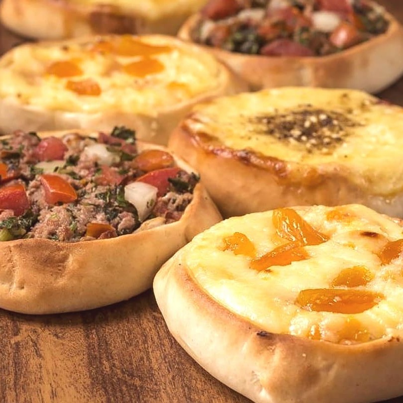 Escolha 12 unidades entre kibes, esfihas abertas e fechadas. Nossa produção é diária e artesanal