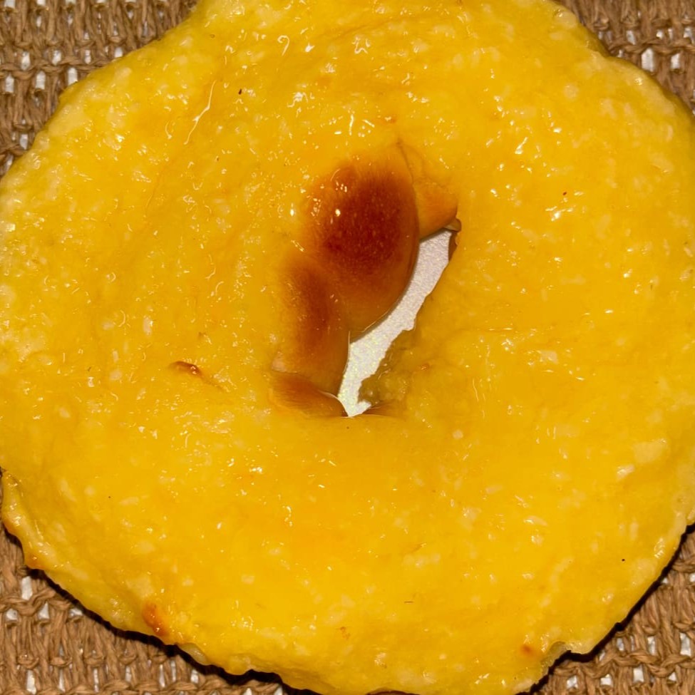 Pão de massa doce, com cobertura de creme com coco ralado. Uma unidade. Aproximadamente, 275 gramas.