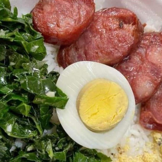 Arroz, Feijão, Macarrão, Farofa e Salada Verde