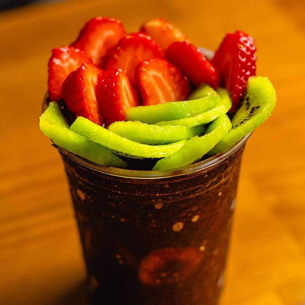 700 ml de açaí juntamente com deliciosas frutas da época.