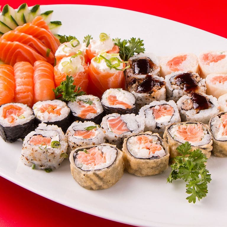 4 sashimi + 4 sushi + 4 filadélfia + 4 Hot De Salmão, 4 skin + 4 Joy Filadelfia + 4 Uramaki de salmão + 4 haruhot de salmão