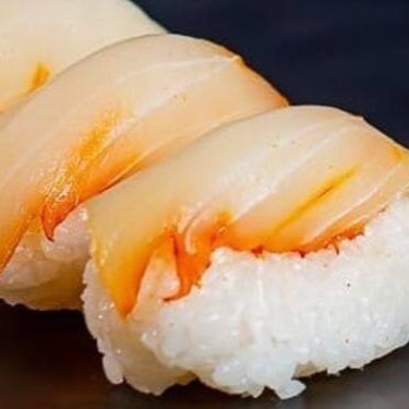 Porção com 4 peças.

Haddock defumado, cuidadosamente selecionado, sobre arroz de sushi moldado à mão. Uma porção com quatro unidades que traz um sabor único e marcante, ideal para quem busca algo fora do comum, com toque levemente salgado e textura firme.