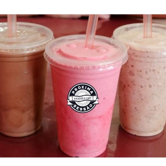 Bebida preparada com leite,  sorvete Itália de morango e calda de morango.