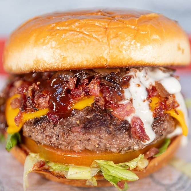 Hambúrguer artesanal popeye, batata frita e refrigerante lata.