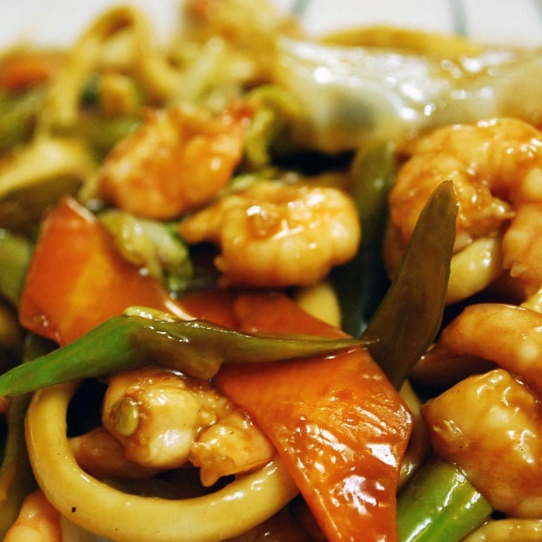 Camarão, acelga, repolho, brocolis, bambu, champignom, cenoura e molho chinês especial.