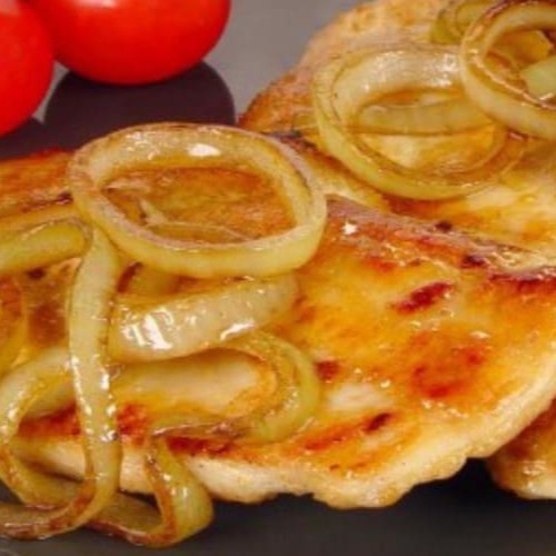 Apresentamos o 'Frango Grelhado Acebolado', uma maravilha culinária do renomado Chef Barros. Este prato traz um suculento frango cuidadosamente grelhado até atingir o ponto perfeito de sabor e maciez. Cada pedaço é delicadamente coberto por uma camada de cebolas caramelizadas, que conferem um sabor adocicado irresistível e um contraste de texturas que vai encantar o seu paladar. O toque final é nosso segredo especial, uma leve pitada de especiarias que eleva este prato a outro nível. Uma experiência gastronômica que garantimos que você vai adorar.