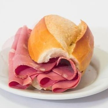 Pão francês com mortadela comum/defumada  *Imagem ilustrativa.