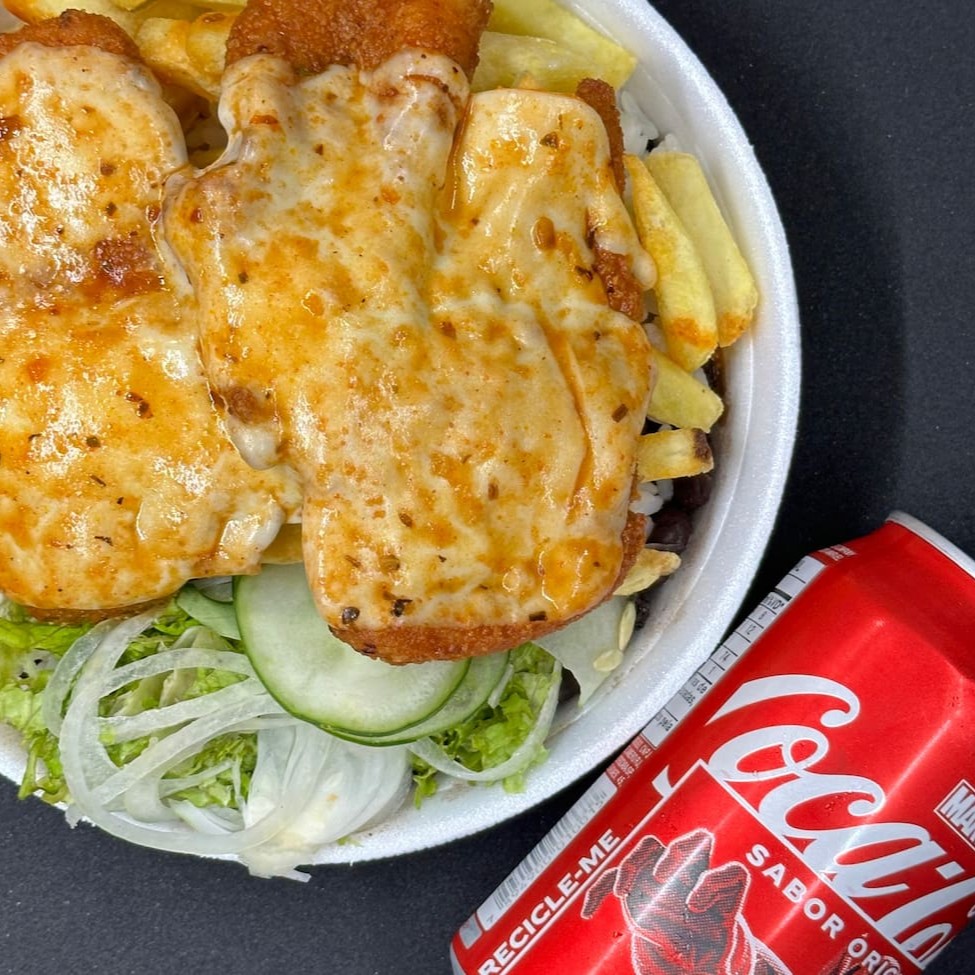 Desfrute de uma refeição completa e saborosa com nossas 'Promoções'. O 'Frango à Parmegiana P' é cuidadosamente preparado e coberto com um queijo derretido irresistível, servido ao lado de um arroz soltinho e um feijão temperado na medida certa. Uma salada fresca e crocante acompanha o prato, trazendo um equilíbrio perfeito de sabores. E para completar, um refrigerante em lata para refrescar e harmonizar com a refeição. Uma verdadeira experiência gastronômica que trará satisfação e prazer em cada garfada!