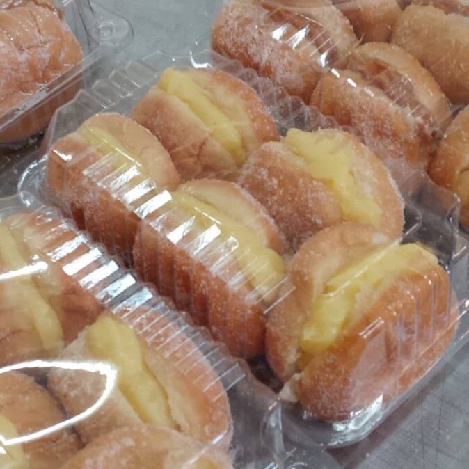 Massa fofinha e leve, recheada com cremoso doce de leite, perfeita para adoçar seu Dia