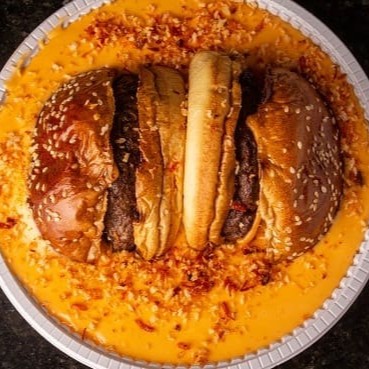 Atenção, esse item é 1 hambúrguer cortado ao meio! Não são 2 hambúrgueres!!  Um delicioso burger composto por pão prime, blend de 160g angus, e uma fatia de queijo cheddar, cortado ao meio e mergulhado em uma piscina de cheddar com farofinha de bacon especial da casa. Uma maravilha para você sentir a #Experienciafirehouse