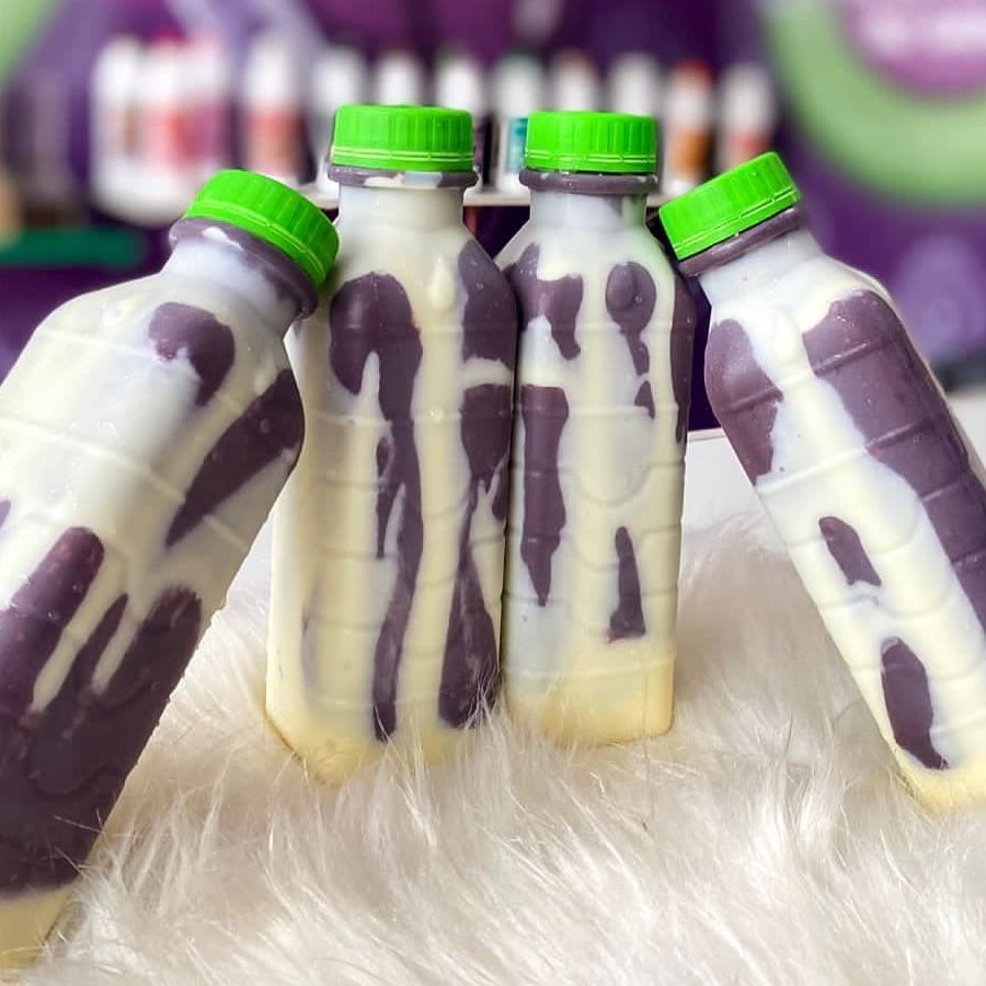 Açaí Batido na Garrafa pro seu Dia ficar mais ainda refrescante, se delicie com esse nosso açaí na garrafa, batido e cremoso! Sabores Banana & Morango a sua escolha, podendo ser batido com os adicionais e aquele delicioso Leite Condensado