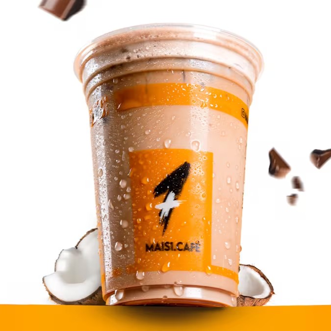 Deleite-se com o nosso 'Prestígio' - uma bebida gelada deslumbrante de 420ml, meticulosamente criada para surpreender o paladar. A harmonia perfeita entre o espresso robusto e aveludado, o chocolate luxuosamente rico, o coco delicado e exótico e o leite cremoso cria uma experiência de sabor irresistível. Cada gole promete um deleite refrescante e indulgente. É a junção sublime de ingredientes clássicos em uma combinação espetacular. Venha, é hora de prestigiar essa bebida incrível!