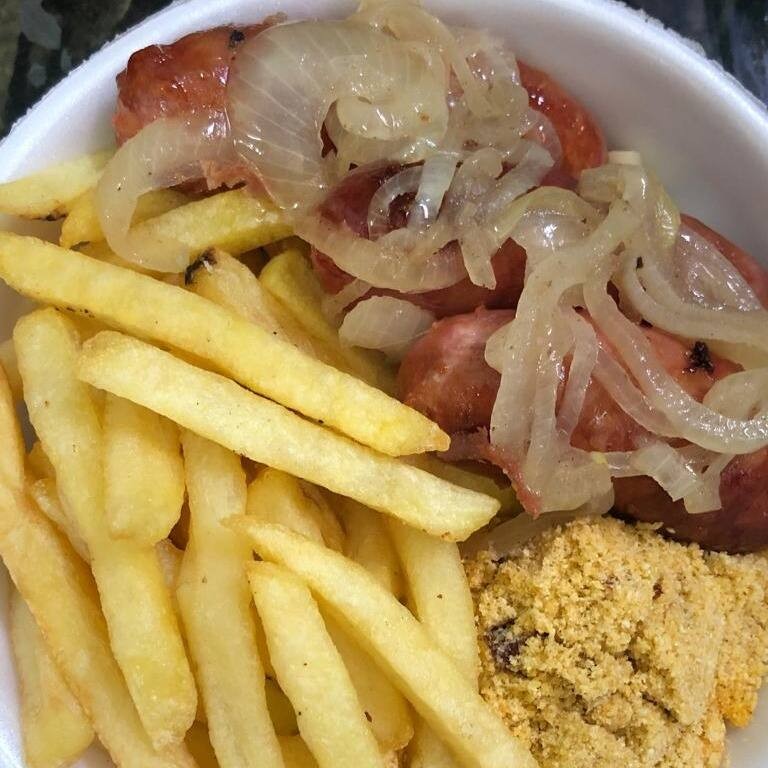 Acompanha Arroz , Feijão e Farofa bem fresquinho com Batata Frita