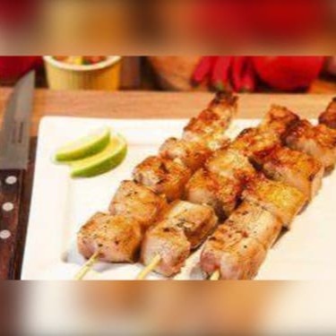 Delicioso espetinho de picanha suína, temperado com ervas e especiarias grelhado pra um sabor único.