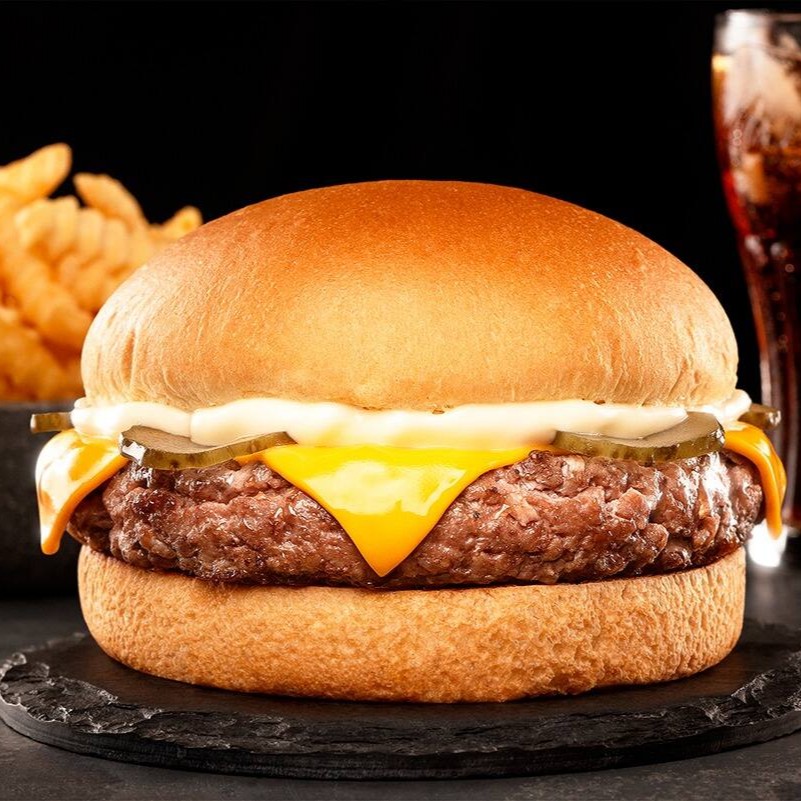 Pão, Blend de 160g, queijo cheddar, maionese defumada e picles artesanal.