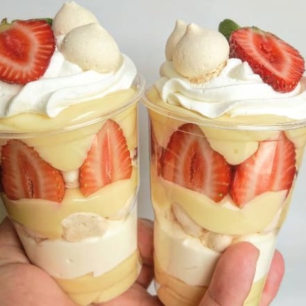 Copo perfeitão, beeem docinho e apaixonante. Nosso copo intercala camadas de brigadeiro de Ninho, chantininho, suspiros e morangos frescos. Impossível definir uma única sensação em um doce tão perfeito!